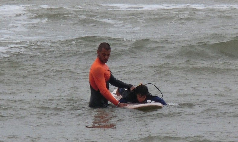 Pedro Barroso Baptismo De Surf E1413565432684 Pedro Barroso Desafia Ondas Com Crianças Invisuais