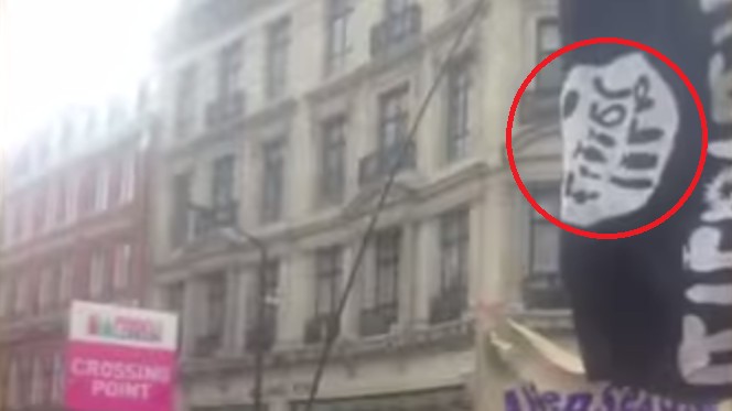 Cnn Isis Repórter Da Cnn Confunde Bandeira Do Grupo Terrorista Isis Em Marcha Pride [Com Vídeo]