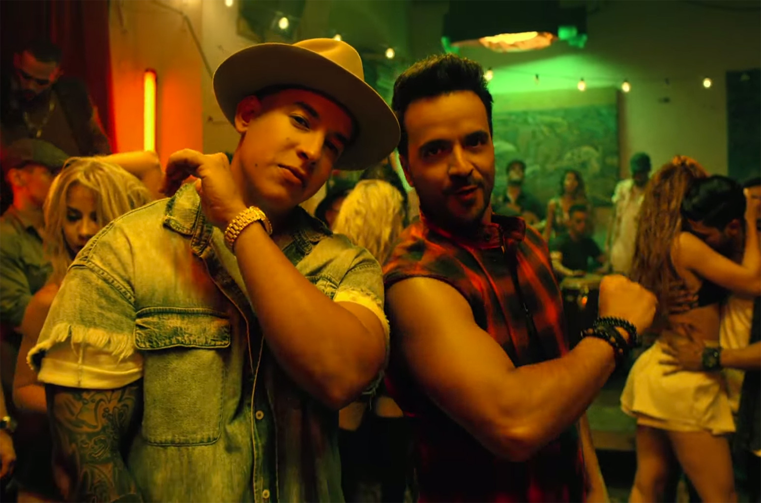 Luis Fonsi Despacito Ft. Daddy Yankee Screenshot 2017 Billboard 1548 «Despacito» É A Escolhida Para Genérico De «A Herdeira»