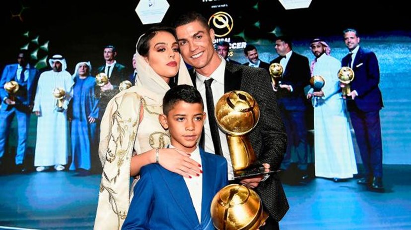 Cr7 E Gio Georgina E Cristiano Ronaldo Celebram Dia De Reis Longe De Dolores