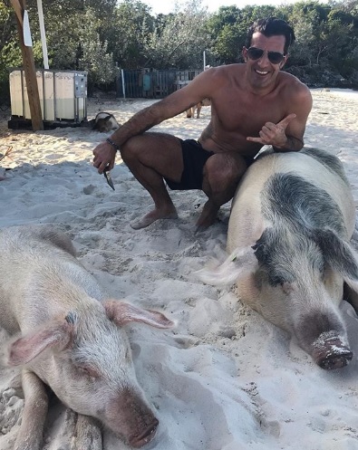 Luis Figo 2 Inédito. Luís Figo Toma Banho Com Porcos Durante Férias Nas Bahamas