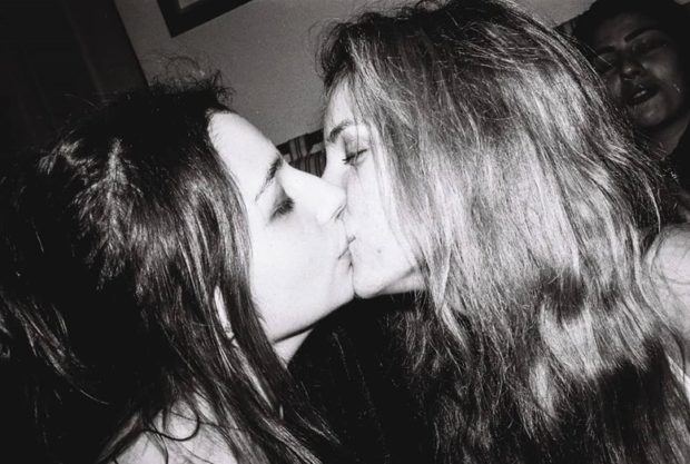 Mariana Bakker SM Filha de Alexandra Lencastre beija na boca amiga para assinalar Dia da Mulher