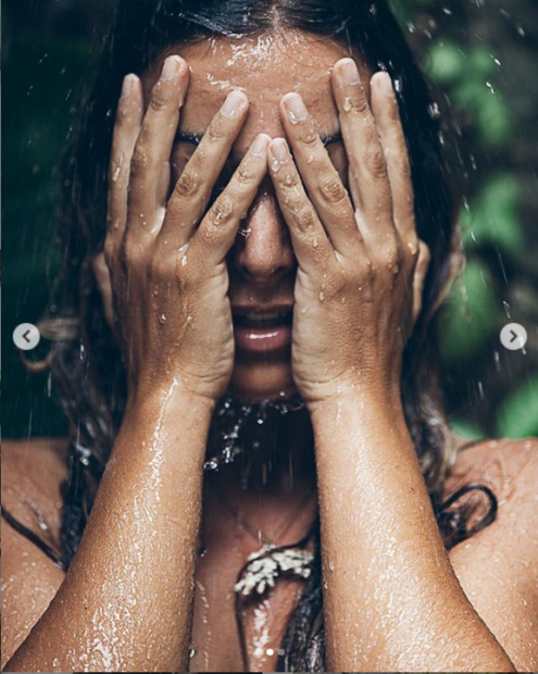 joana duarte 2 Em topless, Joana Duarte toma banho ao ar livre na selva