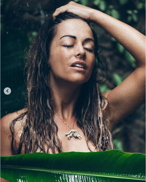 joana duarte 3 Em topless, Joana Duarte toma banho ao ar livre na selva