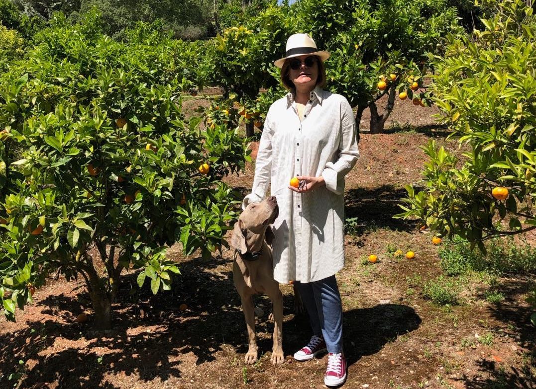 Julia Pinheiro e1555865913284 Júlia Pinheiro passa domingo de Páscoa na companhia do cão "a apanhar laranjas"