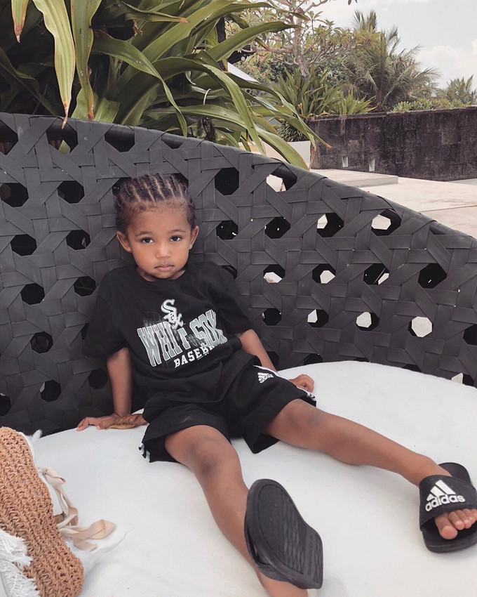 Saint West Filho De Kim Kardashian E Kanye West Prega Enorme Susto À Família