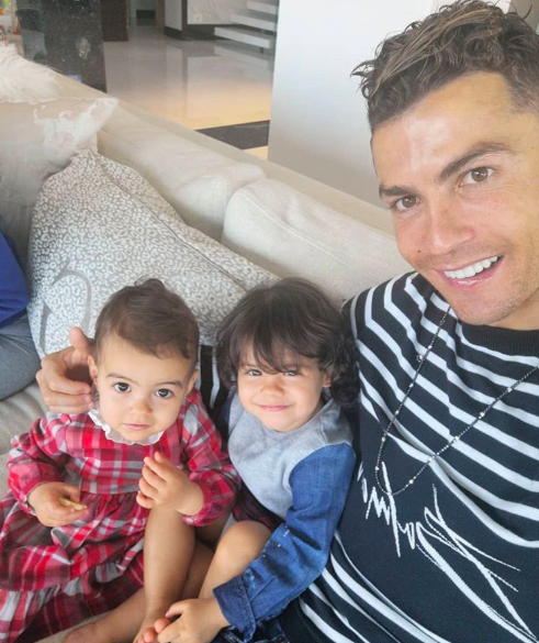 cr7 Ternurento! Cristiano Ronaldo mostra momento com as suas "princesas"
