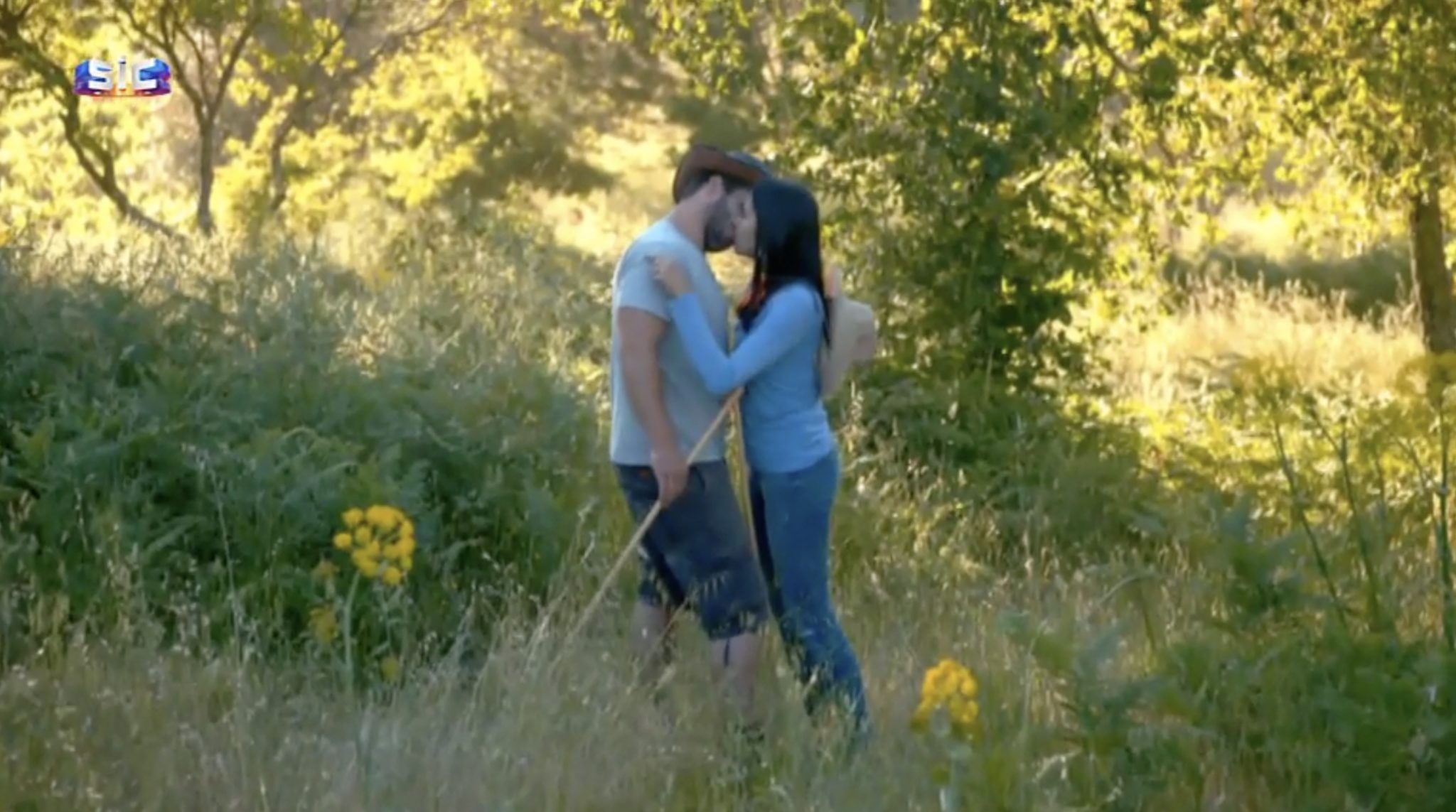 Quem Quer Namorar com o Agricultor Emanuel Wennia 'Quem Quer Namorar com o Agricultor?': Emanuel e Wênnia beijam-se às escondidas