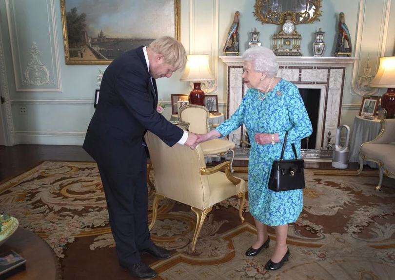 Boris E Isabel Realeza: O Pormenor Da Reunião Entre Isabel Ii E Boris Johnson