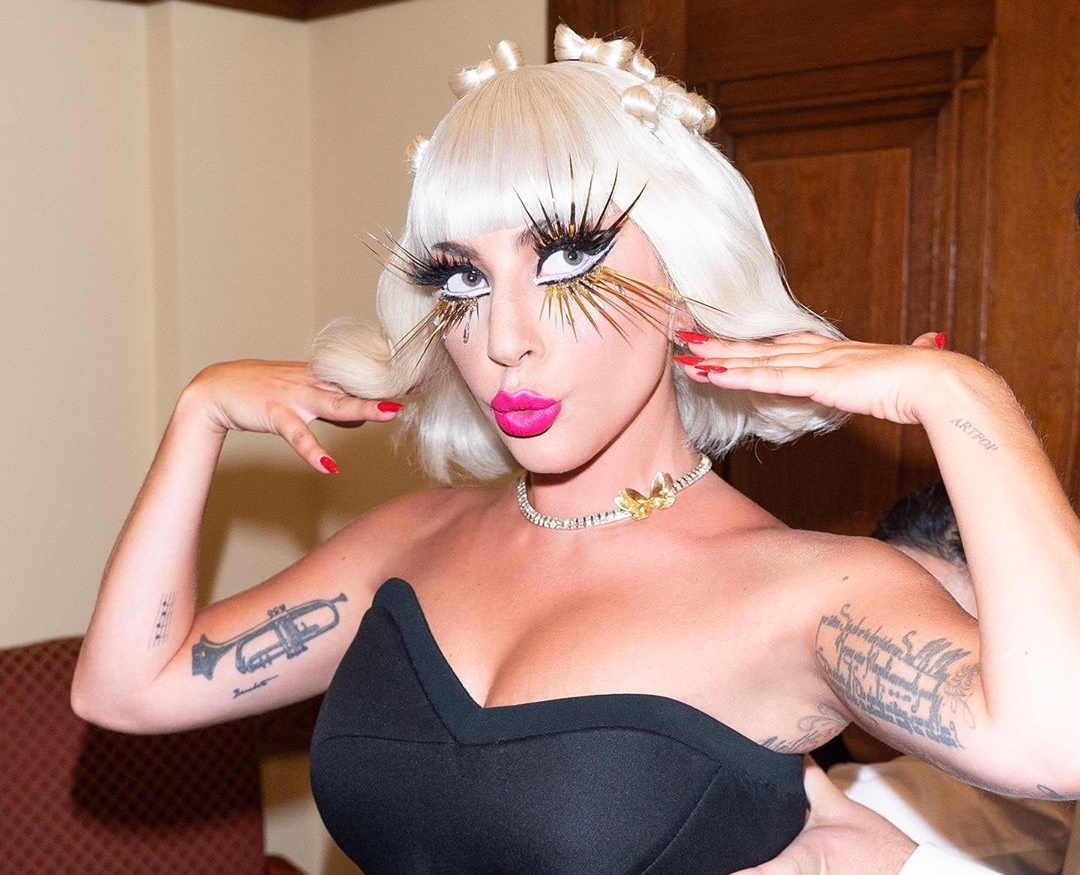 Lady Gaga Lady Gaga Surpreende Em Topless Na Cama