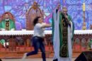 Mulher Empurra Padre Padre Marcelo Rossi Empurrado Por Mulher Durante Missa