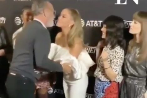 Tom Hanks Jennifer Lopez E1568831844511 Polémica: Tom Hanks Limpa Cara Depois De Beijar Jennifer Lopez