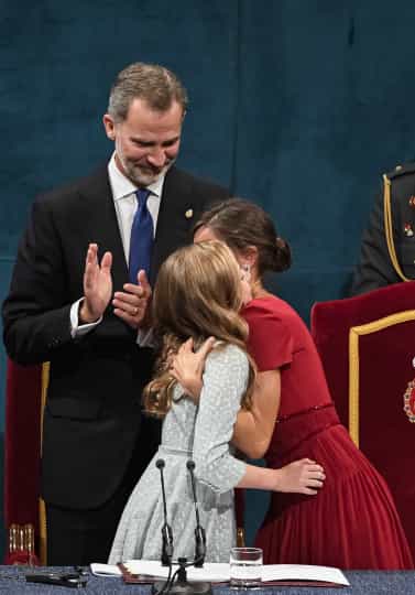 Leonor Letizia Início Do Legado Da Princesa Leonor Marcado Com Abraço Frio À Rainha Letizia