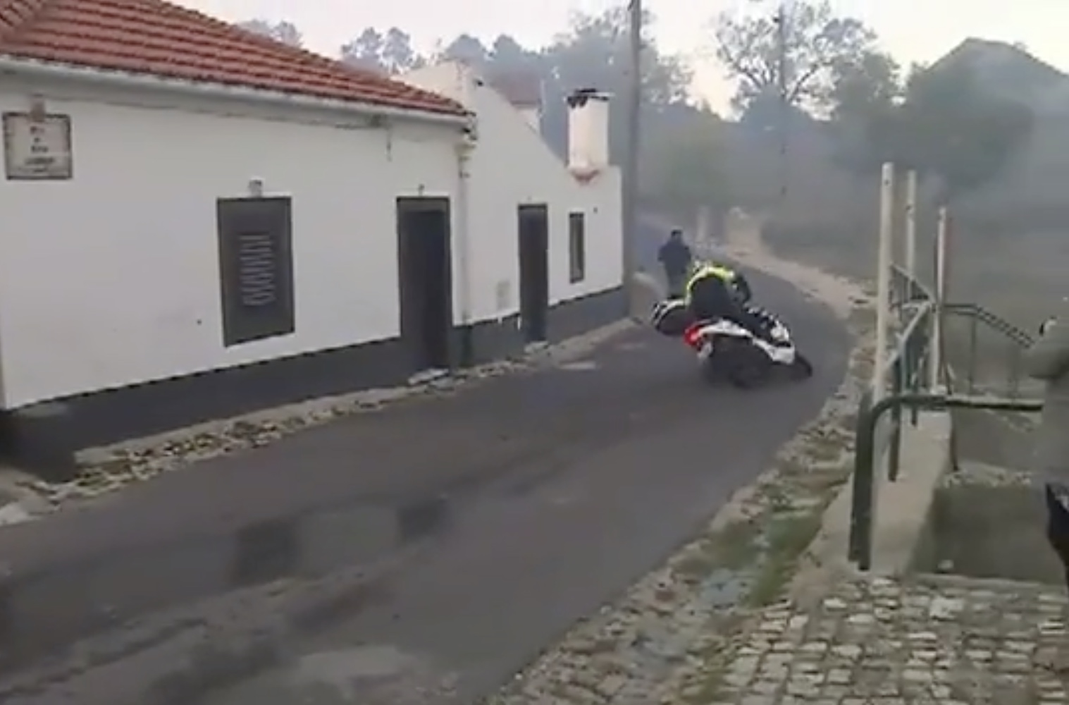 policia cai mota direto Polícia cai de mota durante reportagem em direto