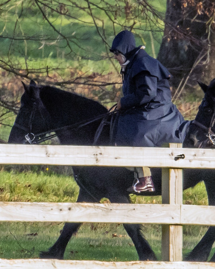 queen elizabeth horse Rainha Isabel II 'apanhada' novamente a passear de cavalo