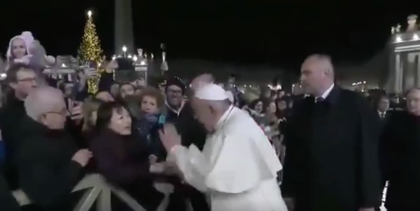Papa Francesco Vídeo: Papa Francisco Irrita-Se Com Mulher Que O Puxa De Forma Abruta