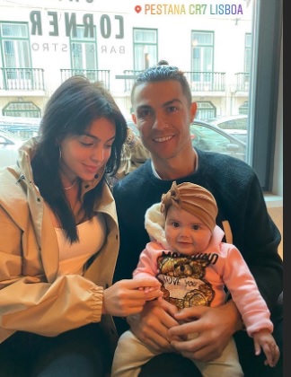 Georgina Ronaldo Valentina Ronaldo E Georgina Posam Com A Bebé Valentina No Centro De Lisboa