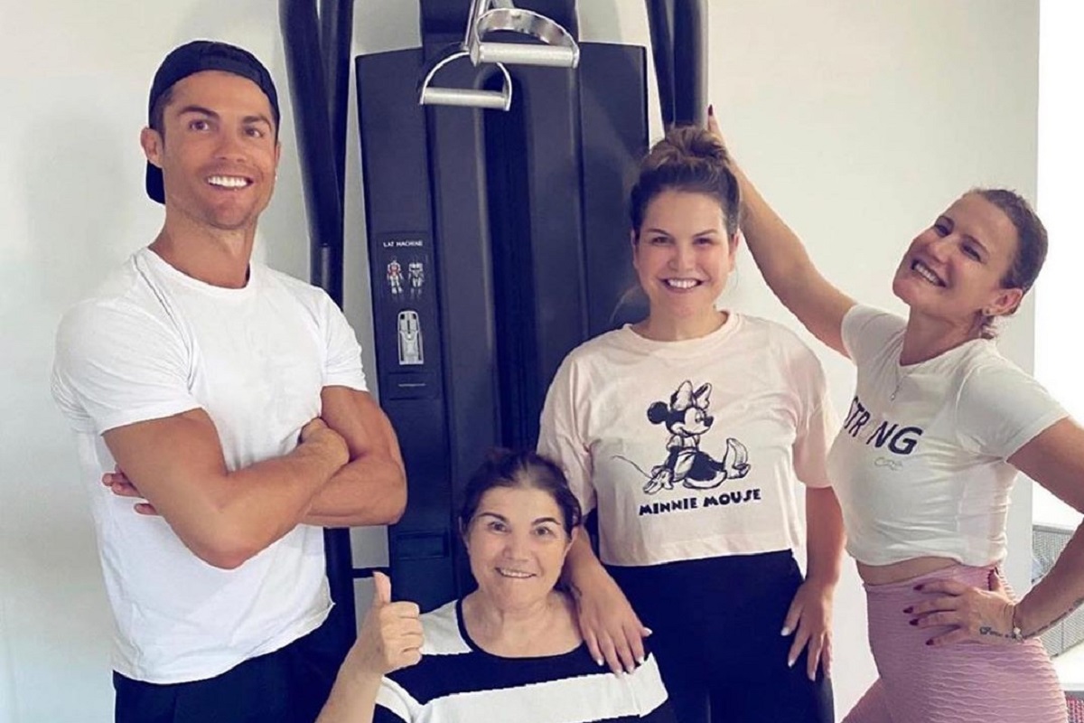 Cristiano Ronaldo familia Cristiano Ronaldo exibe corpo escultural em casa