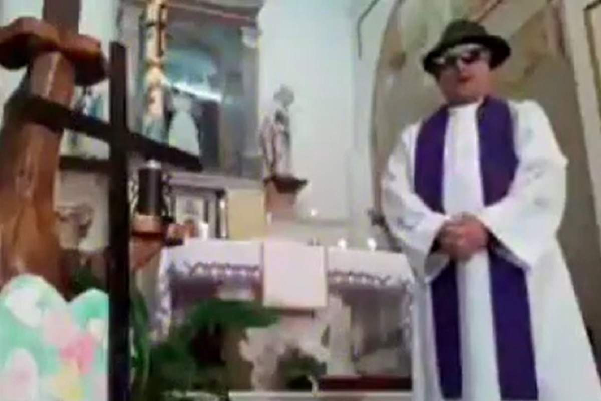 Padre Itália Efeitos Especiais Padre Em Itália Dá Missa Em Direto... Com Os Efeitos Especiais Ativos!
