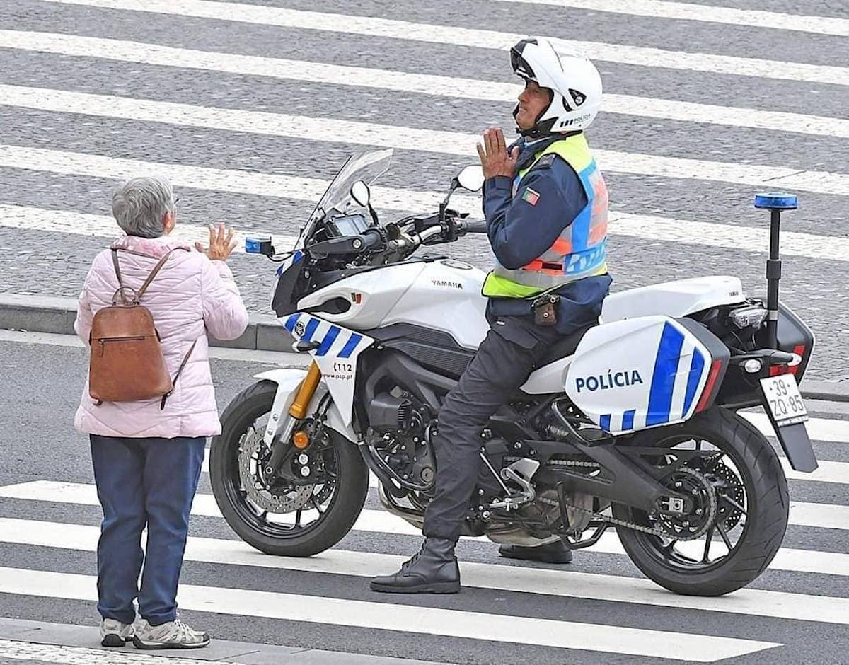Policia Portugues Idosa Fica Em Casa A Imagem Emocionante De Um Polícia Português A Pedir A Deus Para Idosa Ir Para Casa