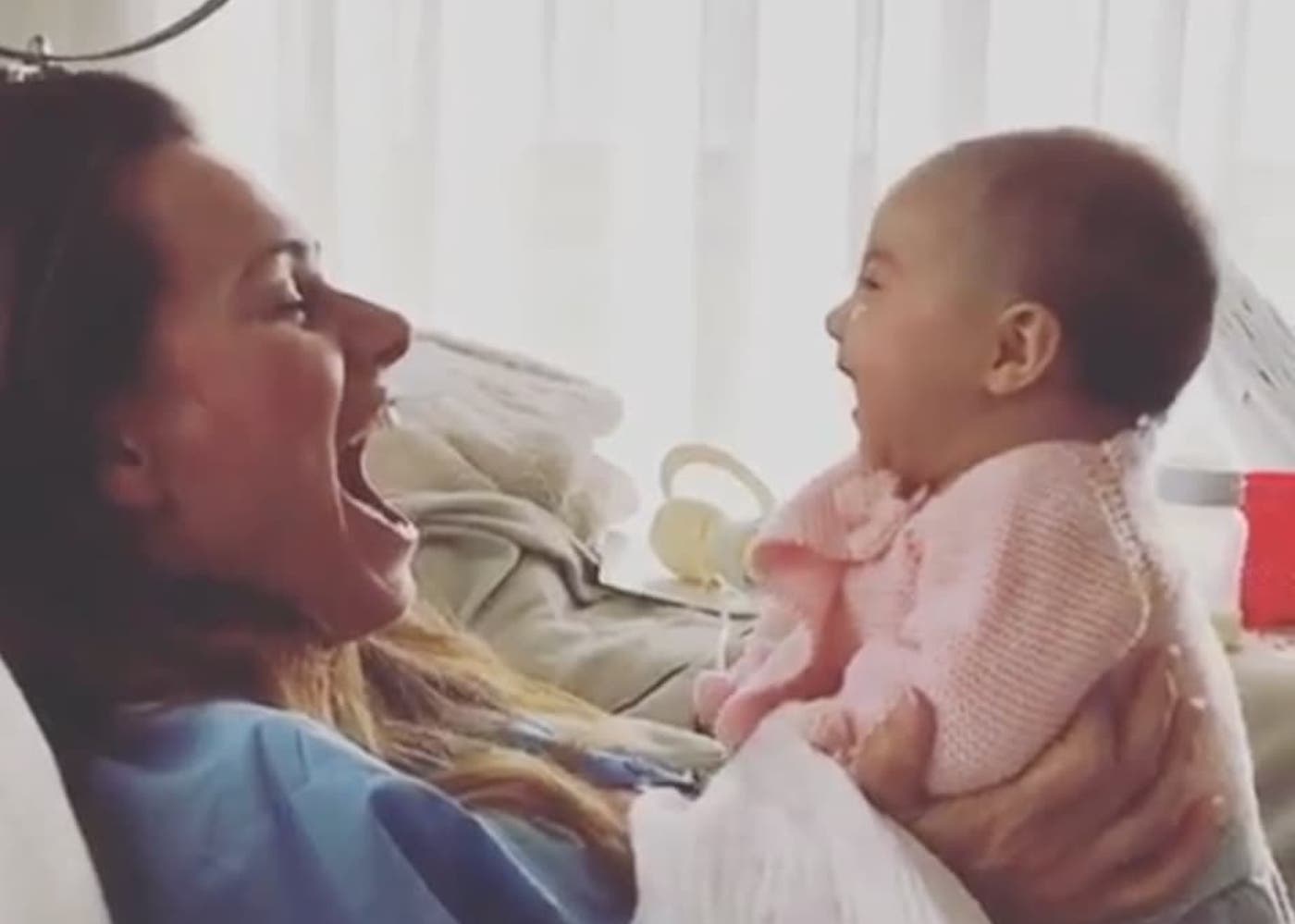 claudia vieira filha caetana Cláudia Vieira mostra momento único da filha bebé: "Já vimos mil vezes e não paramos de rir"