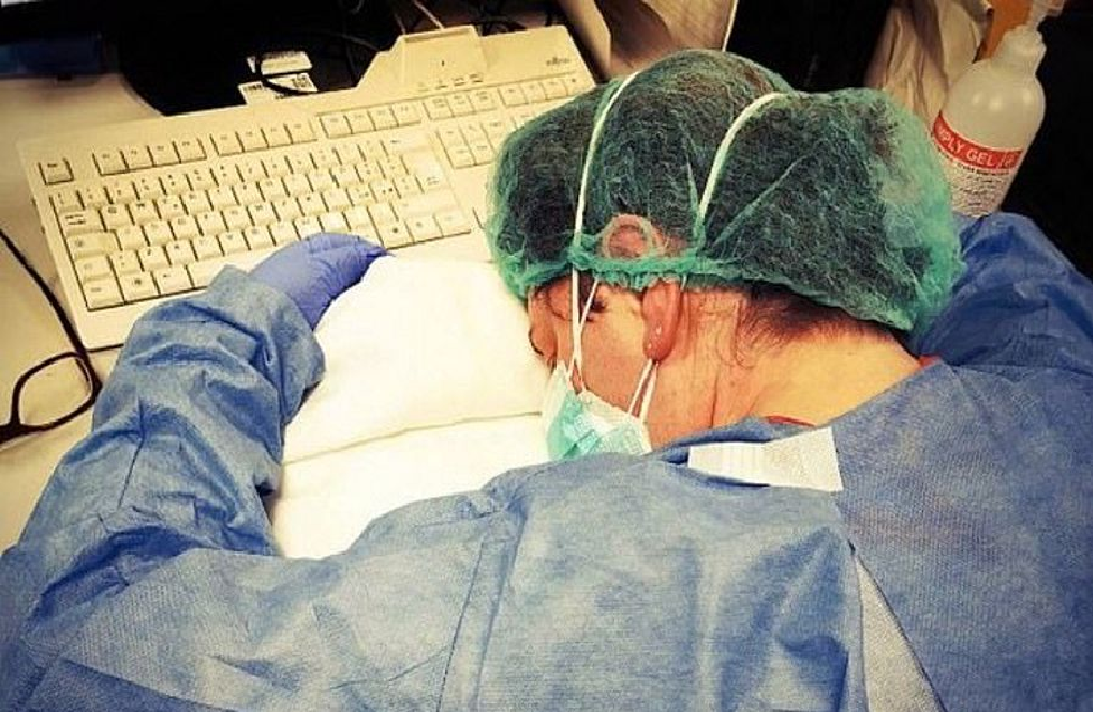 enfermeira italia Enfermeira da foto viral foi infetada e já recuperou: "Tinha medo de não conseguir"