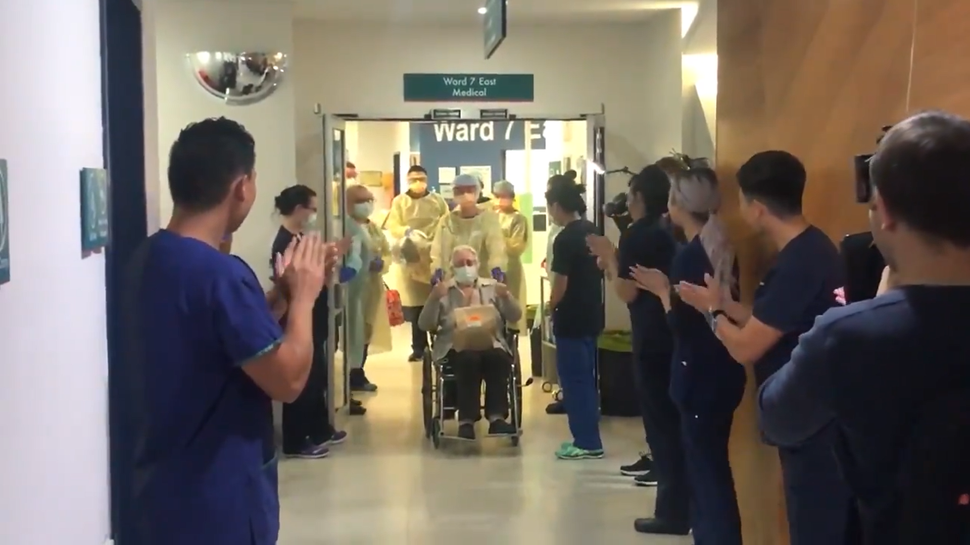 idosa aplaudida Mulher de 94 anos vence o coronavírus e é aplaudida no hospital: "Lutei contra ele!"