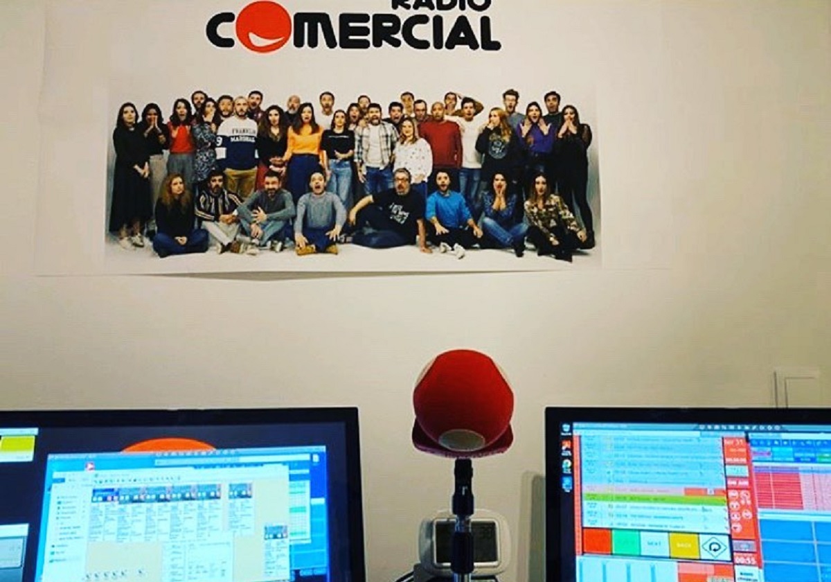 Radio Comercial Rádio Comercial Dá Autêntico Espetáculo Num Largo Da Cidade Do Porto