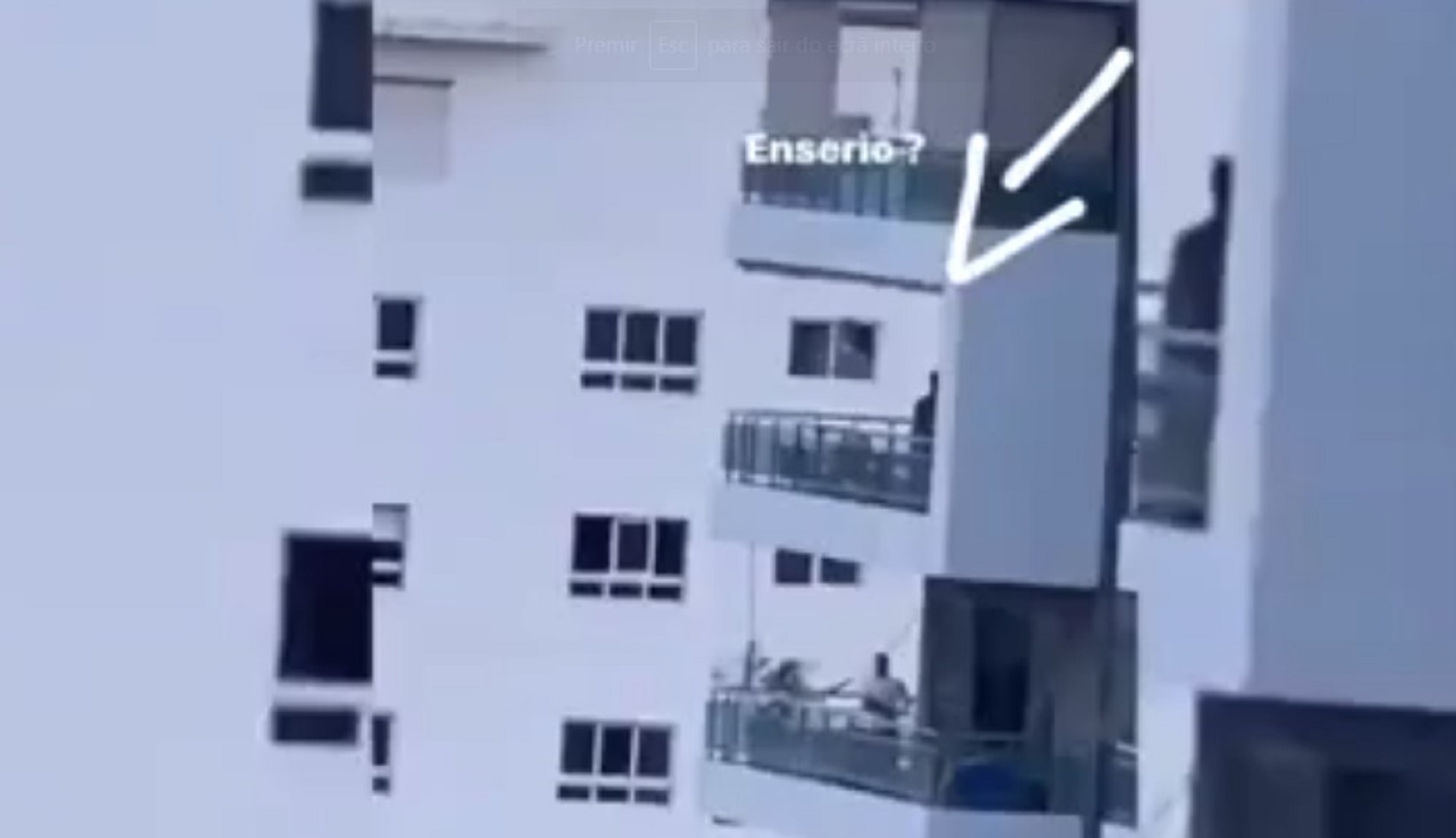 baloiço Vídeo mostra pai a empurrar a filha num baloiço instalado na varanda de um prédio