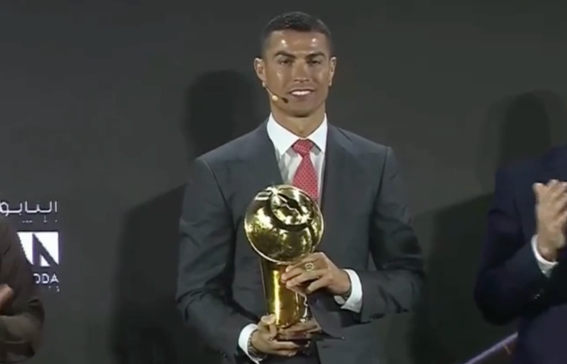 cristiano ronaldo eleito melhor jogador do século