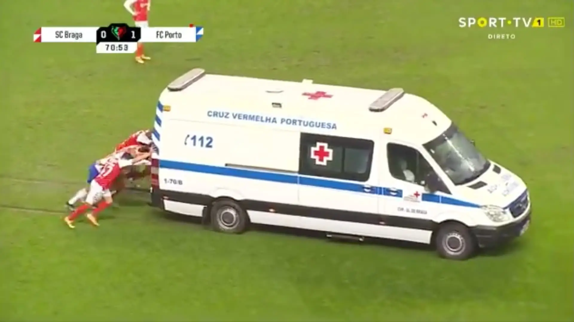 Jogadores Empurram Ambulancia Taca De Portugal