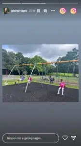 Georgina Rodríguez a brincar num parque infantil com os filhos, em