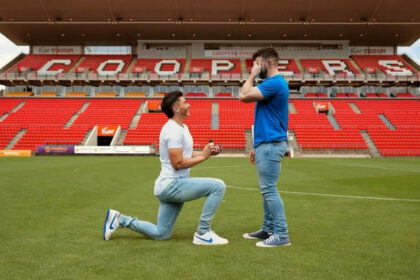 Jogador Joshua Cavallo Pedido Casamento Jogador De Futebol Australiano Pede Namorado Em Casamento: &Quot;Deram-Me Um Espaço Seguro No Futebol