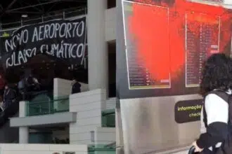 Manifestacao Grupo De Ativistas Pelo Clima Pintam Átrio Do Aeroporto De Lisboa